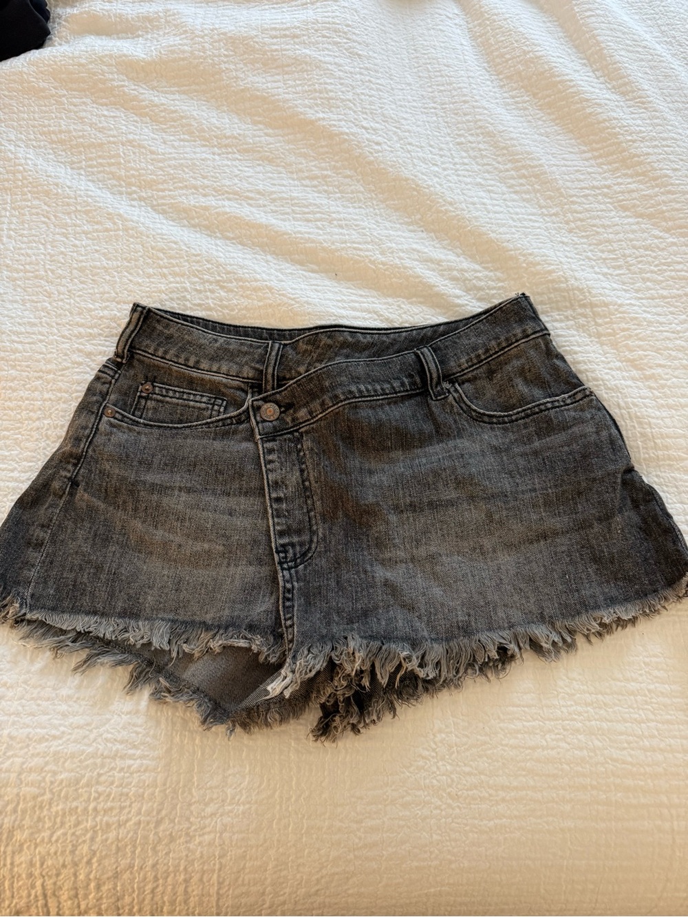 PILCRO DENIM SHORTS SIZE 25P